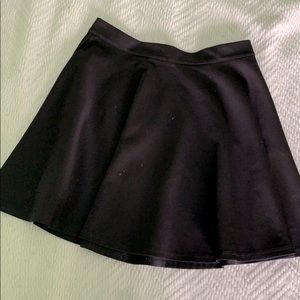 Black lshort skirt